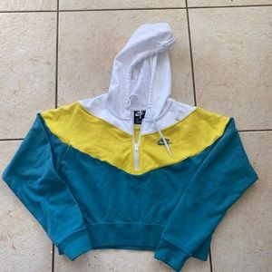 NIKE crop quarter zip L